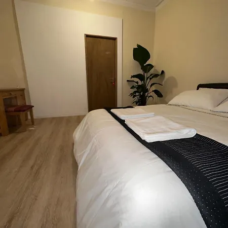 North London Spacious: 7-Bedroom Group Retreat with Gym Exterior photo