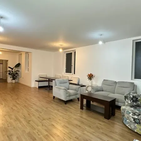 North London Spacious: 7-Bedroom Group Retreat with Gym Exterior photo