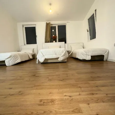 North London Spacious: 7-Bedroom Group Retreat with Gym Exterior photo