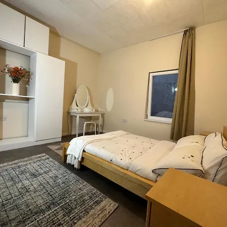 North London Spacious: 7-Bedroom Group Retreat with Gym Exterior photo