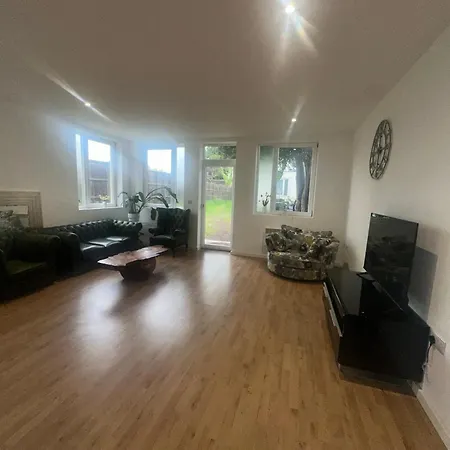 North London Spacious: 7-Bedroom Group Retreat with Gym Exterior photo