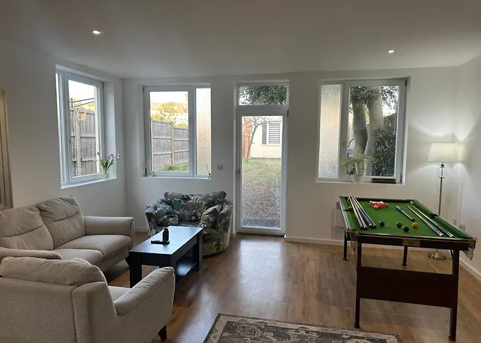 North London A Spacious 7 Bedroom House Accommodating Up To 18 People Complete With Own Gym And Table Tennis