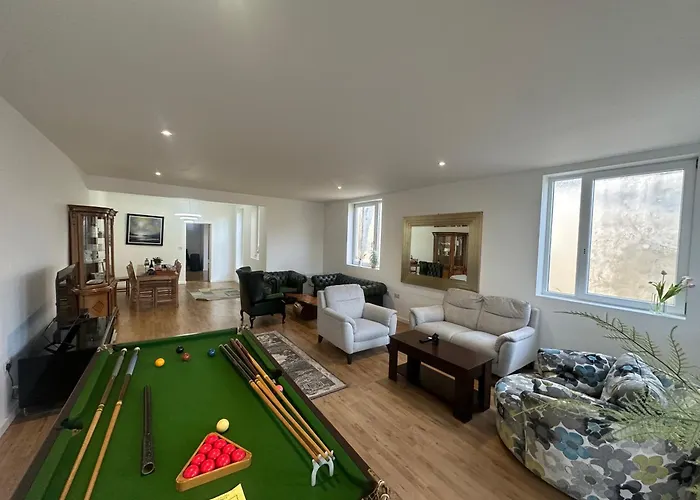 North London A Spacious 7 Bedroom House Accommodating Up To 18 People Complete With Own Gym And Table Tennis
