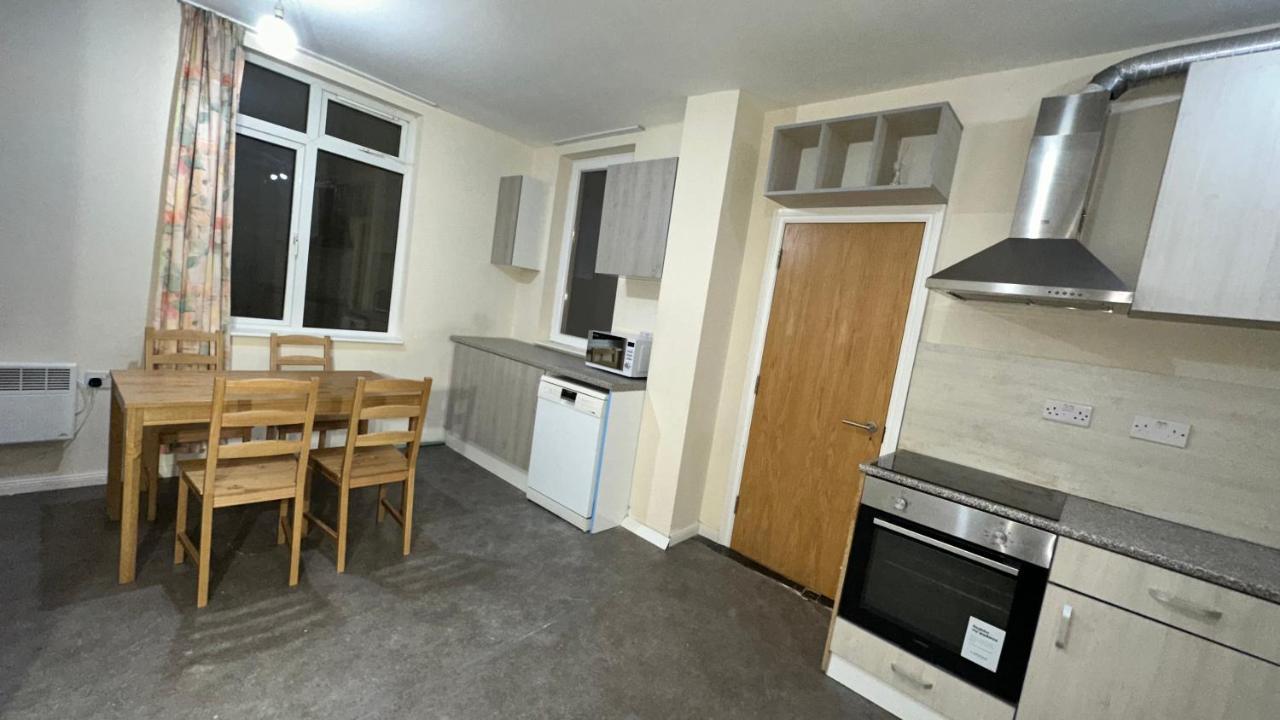 North A Spacious 7 Bedroom House Accommodating Up To 18 People Complete With Own Gym And Table Tennis Hébergement de vacances