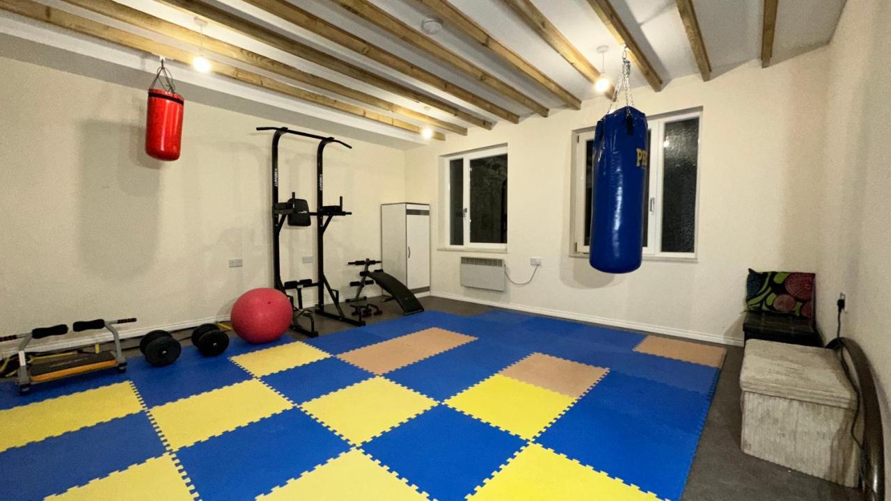 North A Spacious 7 Bedroom House Accommodating Up To 18 People Complete With Own Gym And Table Tennis Hébergement de vacances