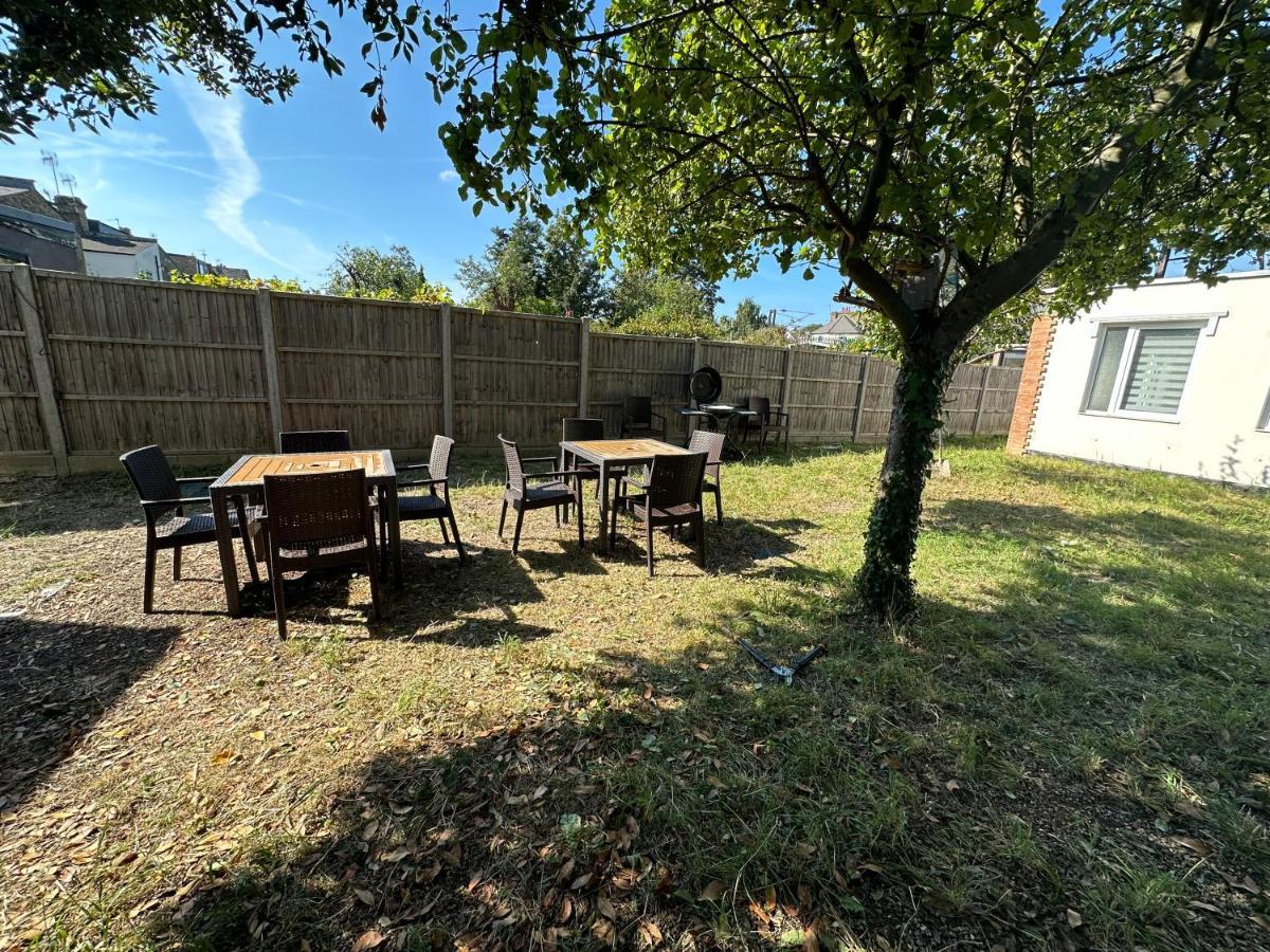 North A Spacious 7 Bedroom House Accommodating Up To 18 People Complete With Own Gym And Table Tennis Hébergement de vacances *