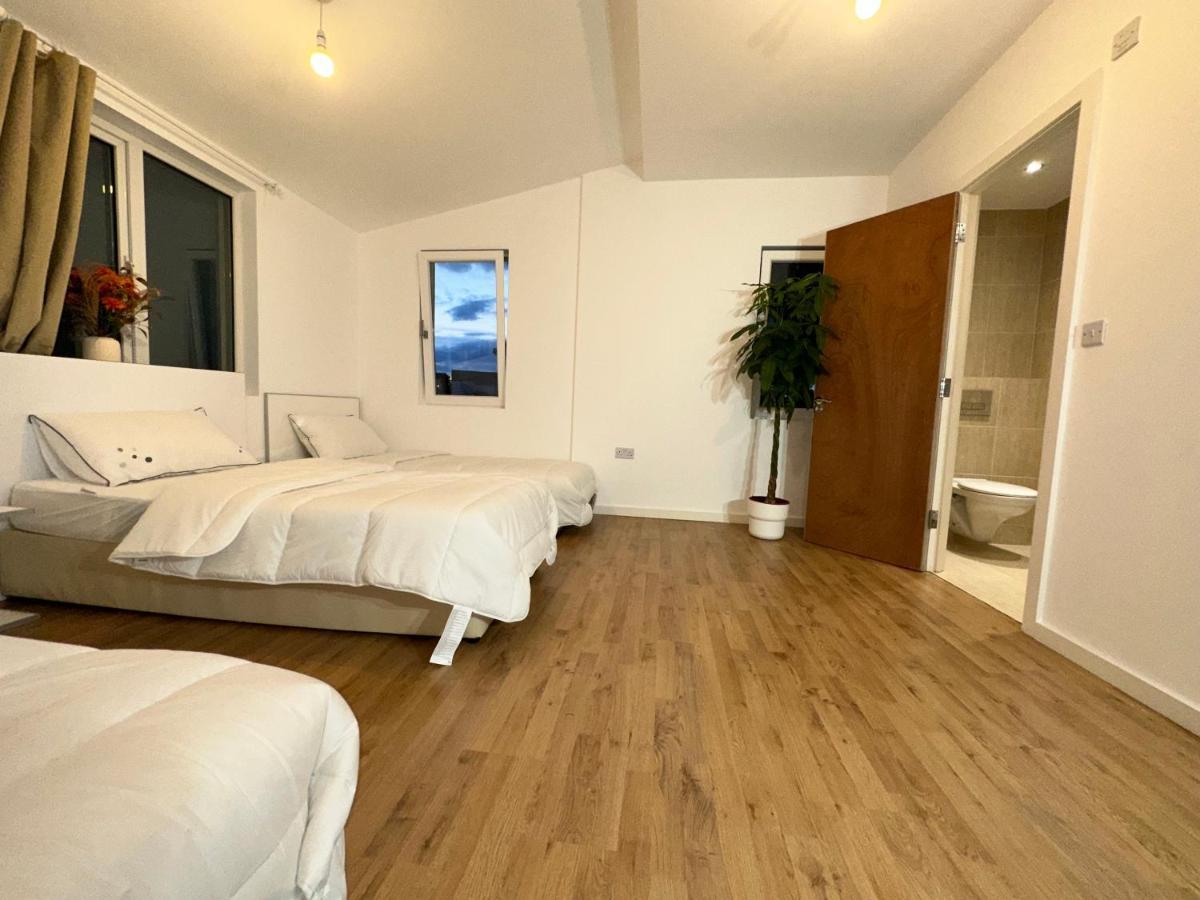 North A Spacious 7 Bedroom House Accommodating Up To 18 People Complete With Own Gym And Table Tennis Hébergement de vacances Londres