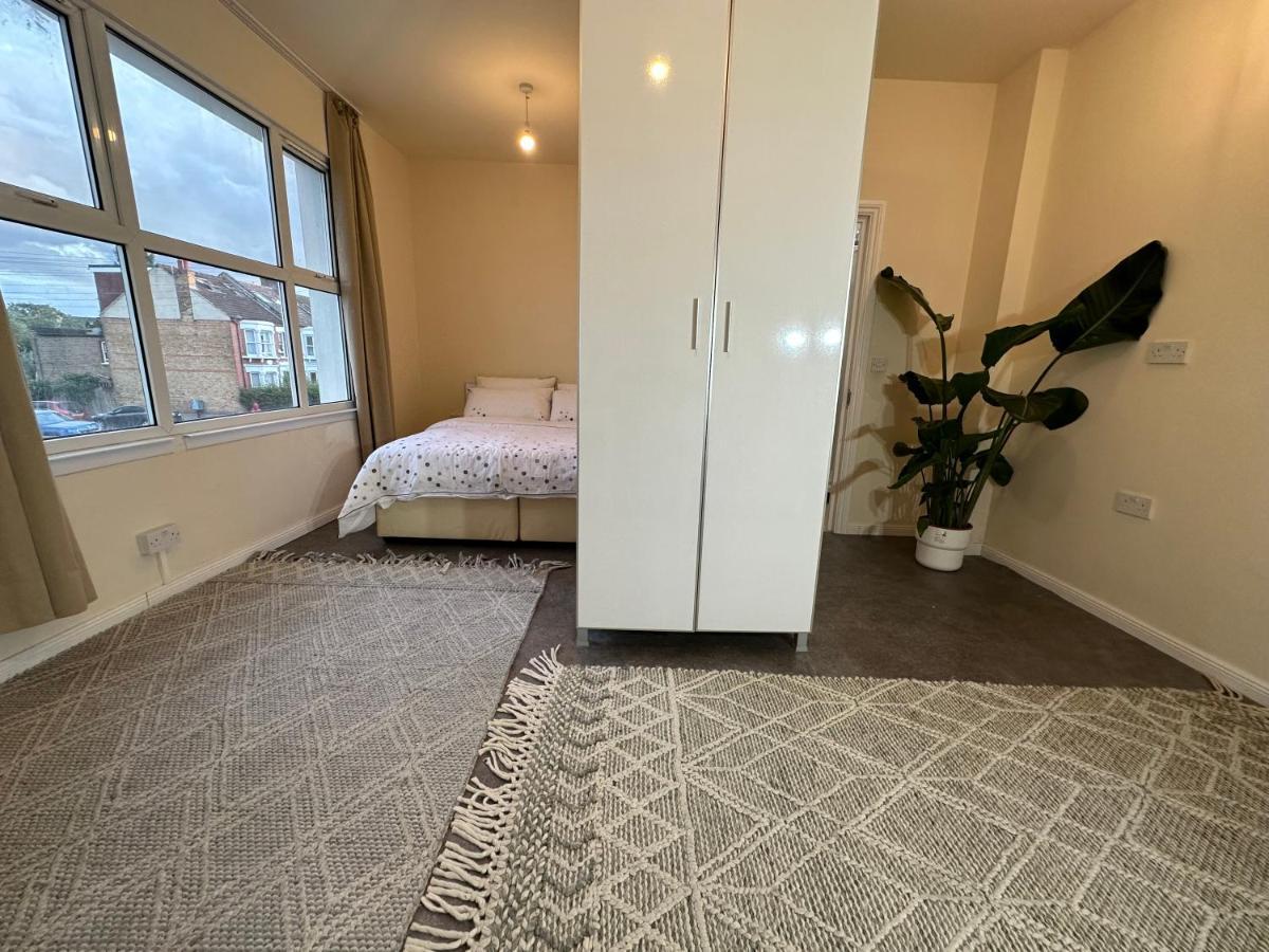 North A Spacious 7 Bedroom House Accommodating Up To 18 People Complete With Own Gym And Table Tennis Hébergement de vacances