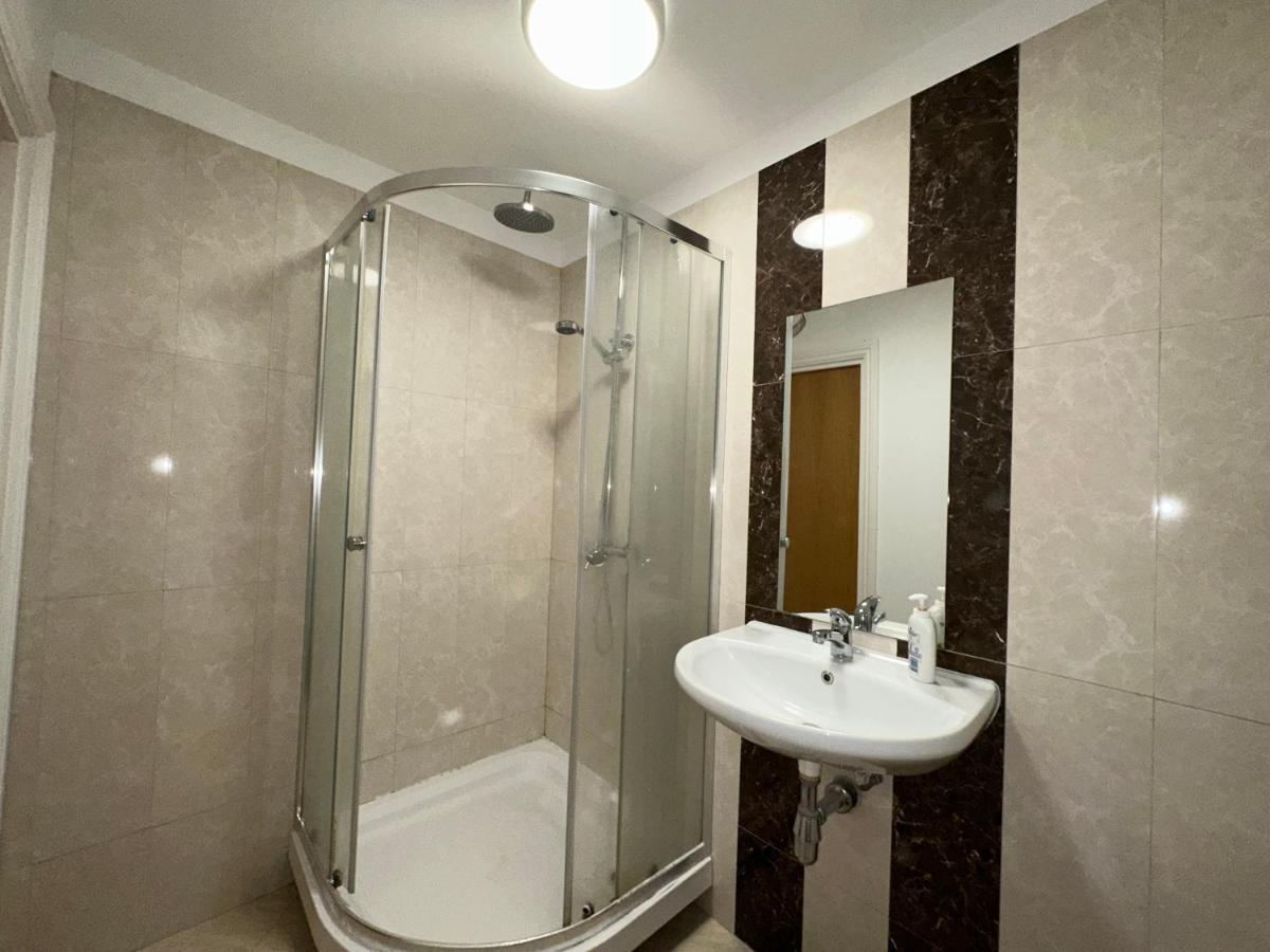 Hébergement de vacances North A Spacious 7 Bedroom House Accommodating Up To 18 People Complete With Own Gym And Table Tennis