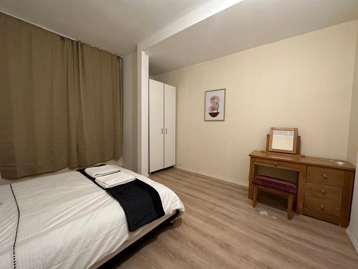 Hébergement de vacances North A Spacious 7 Bedroom House Accommodating Up To 18 People Complete With Own Gym And Table Tennis Londres
