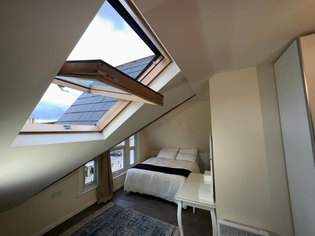 North A Spacious 7 Bedroom House Accommodating Up To 18 People Complete With Own Gym And Table Tennis Hébergement de vacances Londres